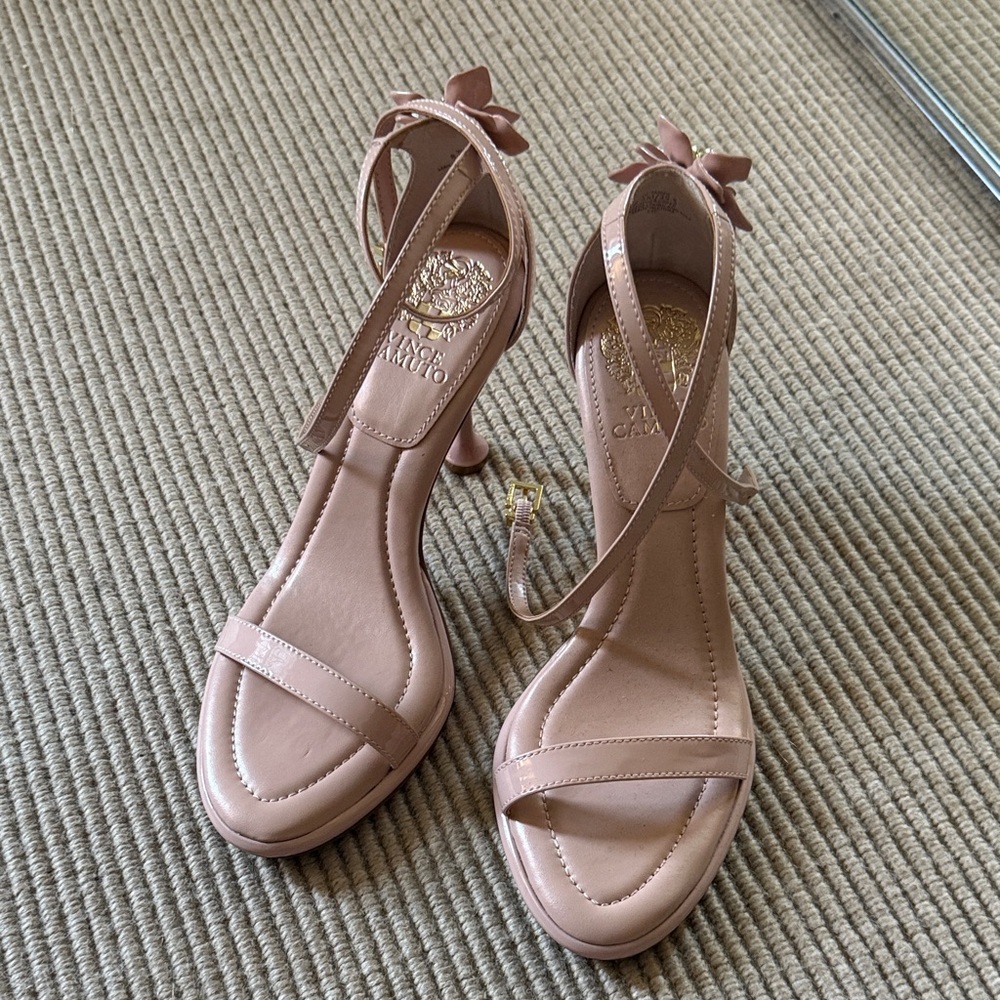 Chic Never Worn Vince Camuto sandals
